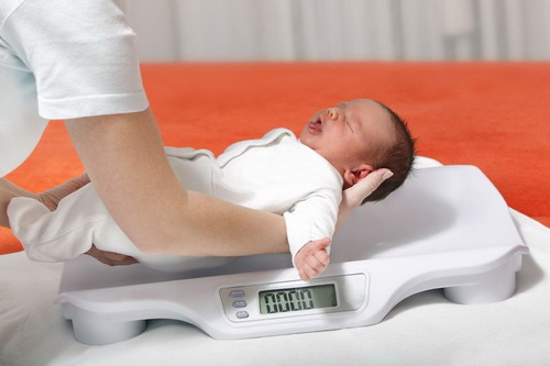Як зважити новонародженну дитину на електронних вагах